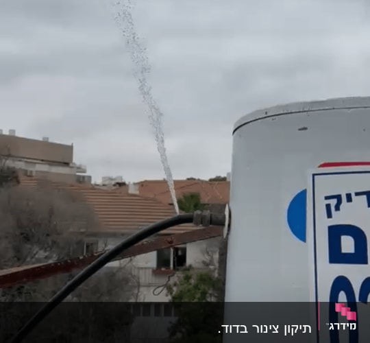 מים זורמים מצינור על גג, קשור לאינסטלציה.